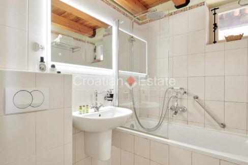 croatia-brac-villa-stone-seafront-various-amenities-sale(127)