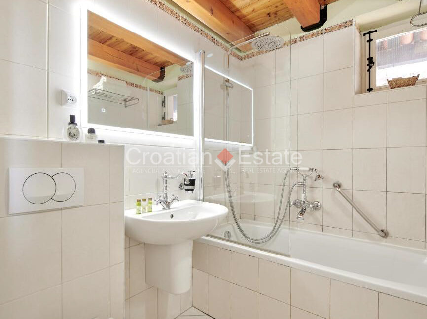 croatia-brac-villa-stone-seafront-various-amenities-sale(127)