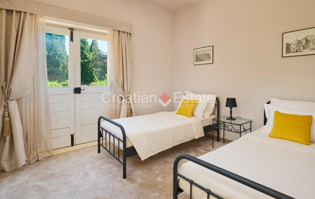 croatia-brac-villa-stone-seafront-various-amenities-sale(128)