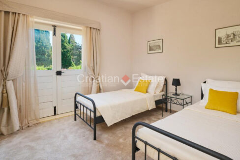 croatia-brac-villa-stone-seafront-various-amenities-sale(128)