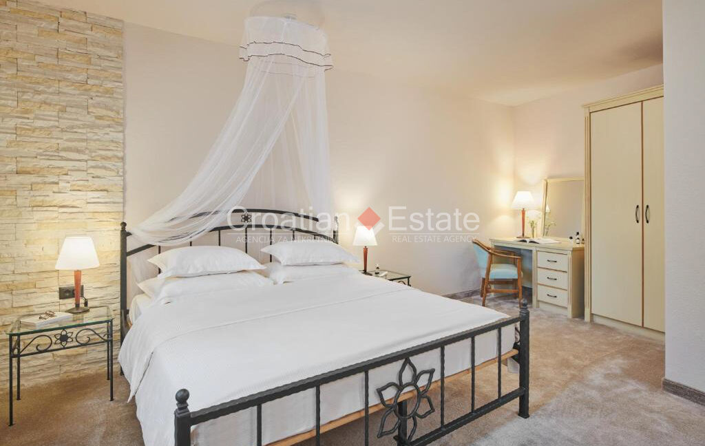 croatia-brac-villa-stone-seafront-various-amenities-sale(130)