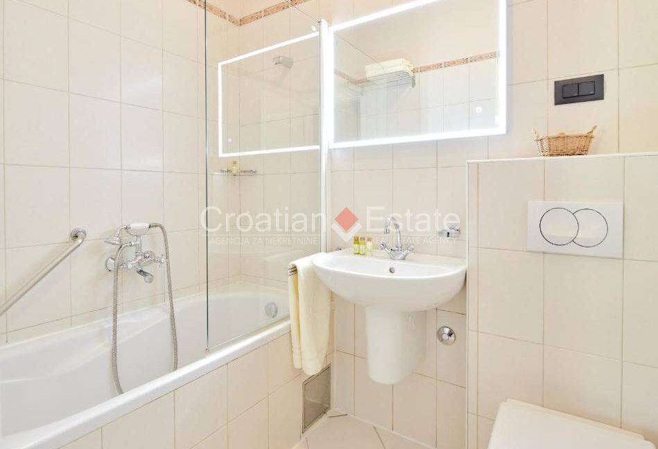 croatia-brac-villa-stone-seafront-various-amenities-sale(131)