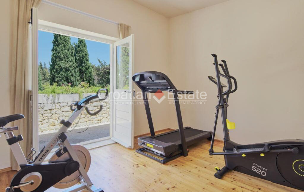 croatia-brac-villa-stone-seafront-various-amenities-sale(132)
