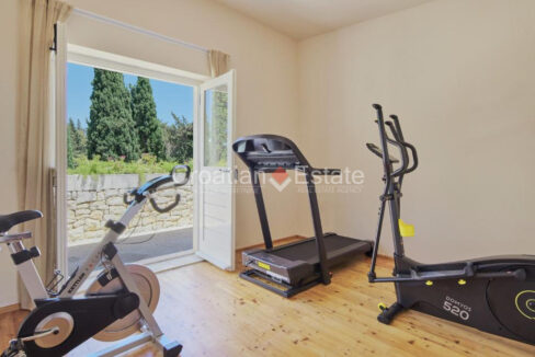 croatia-brac-villa-stone-seafront-various-amenities-sale(132)
