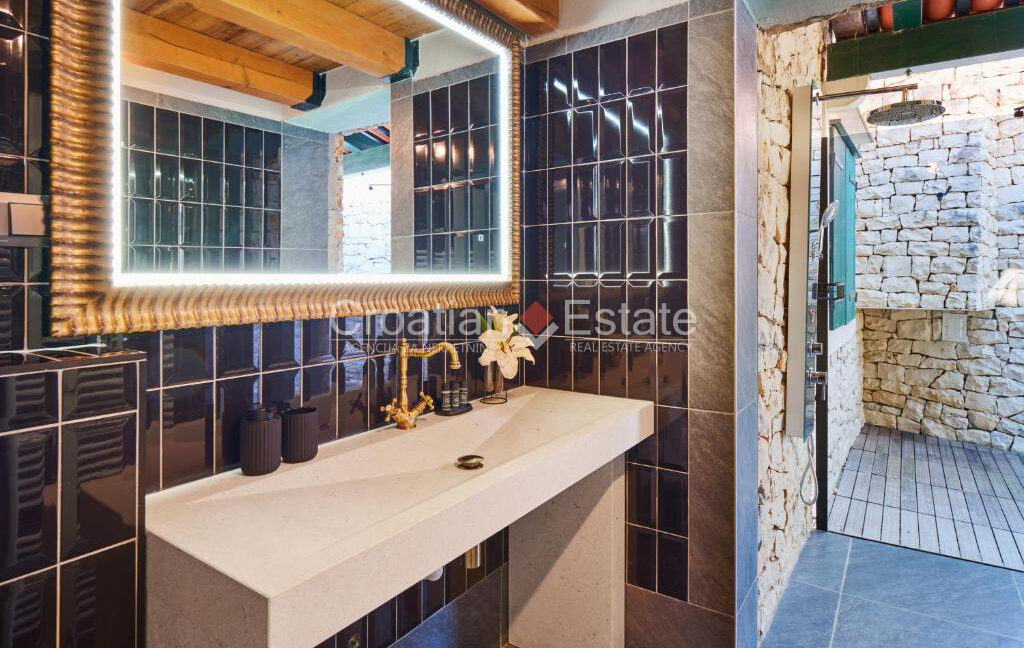 croatia-brac-villa-stone-seafront-various-amenities-sale(133)