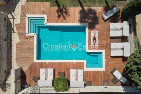 croatia-brac-villa-stone-seafront-various-amenities-sale(134)
