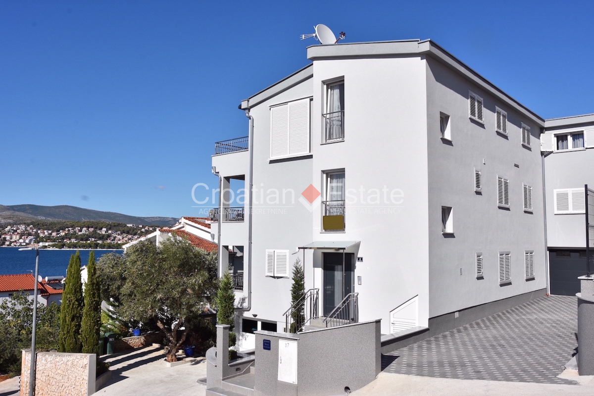Ciovo Island House With Three Apartments And Sea View For Sale 