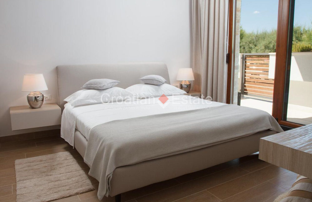 croatia-ciovo-house-seafront-pool-sale(108)