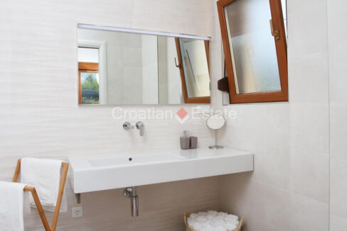 croatia-ciovo-house-seafront-pool-sale(110)