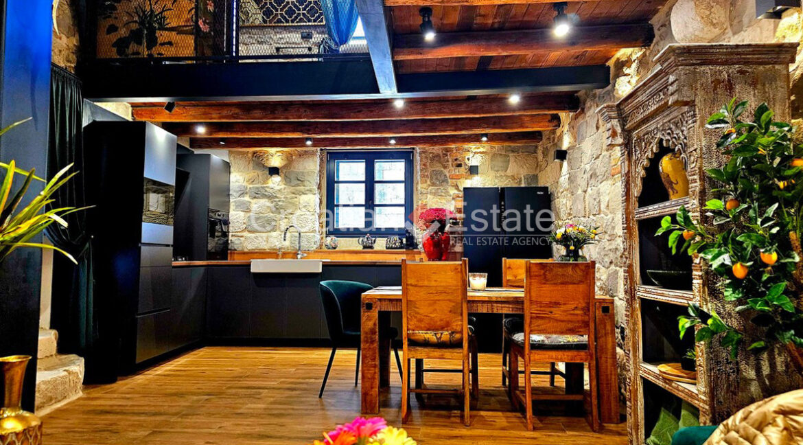 croatia-kastela-apartment-stone-house-renovated-open-concept-sale(102)