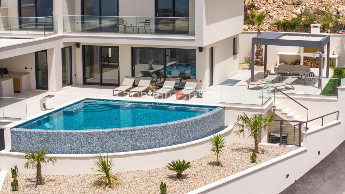 Podstrana – Villa with sea view and pool, for sale