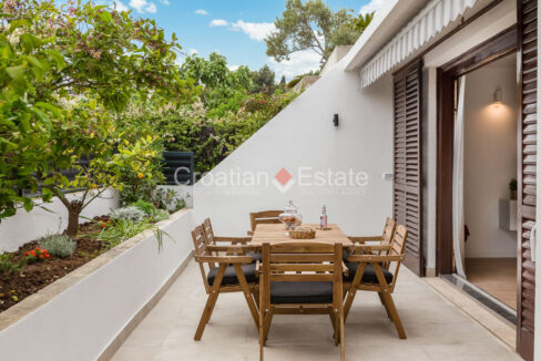 A flat for sale in Kaskade, Meje, Split, with a terrace with an outdoor dining table with chairs and a planter.