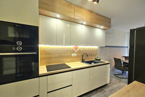 croatia-split-trstenik-flat-renovated-elegant-loggia-sale(102)