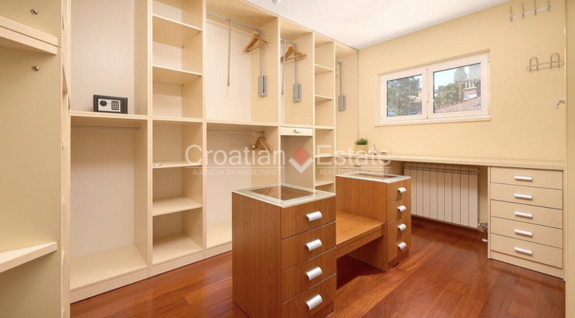 croatia-split-villa-pool-entertainment-room-sale(124)