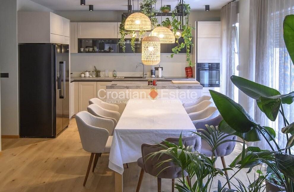 croatia-strozanac-flat-roof-terrace-yard-sale(102)