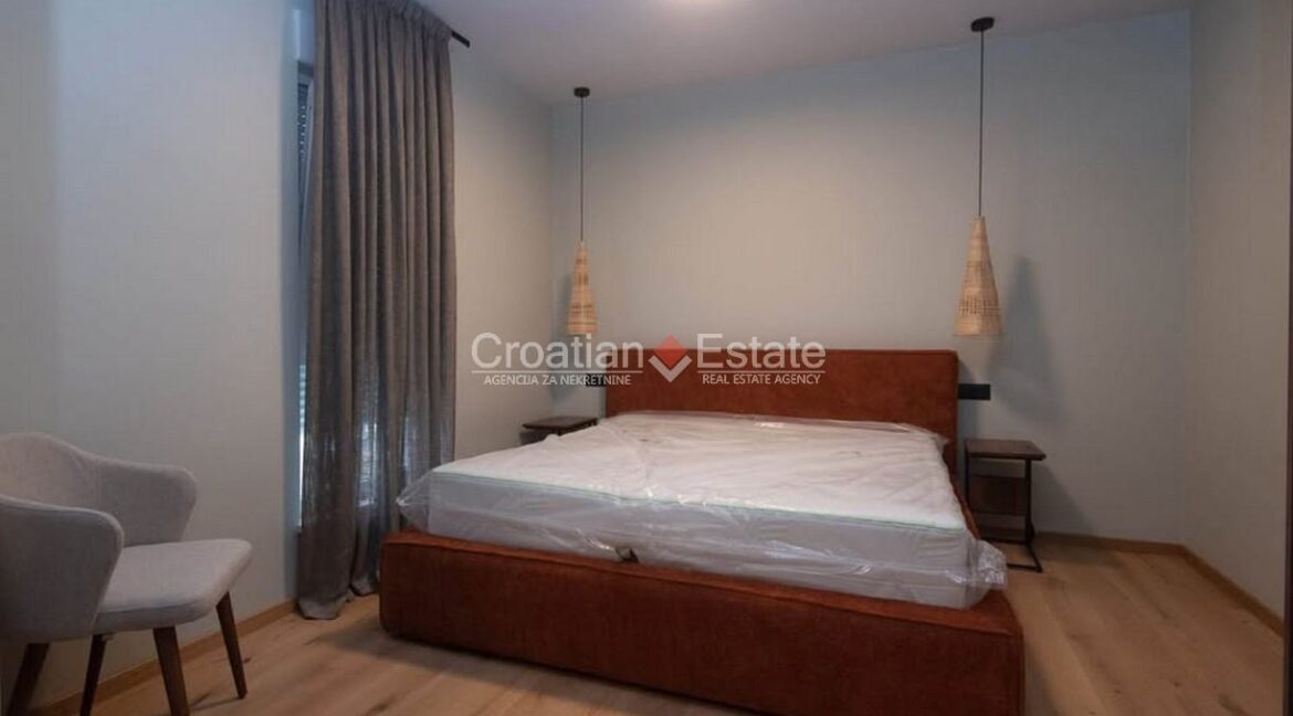 croatia-strozanac-flat-roof-terrace-yard-sale(103)