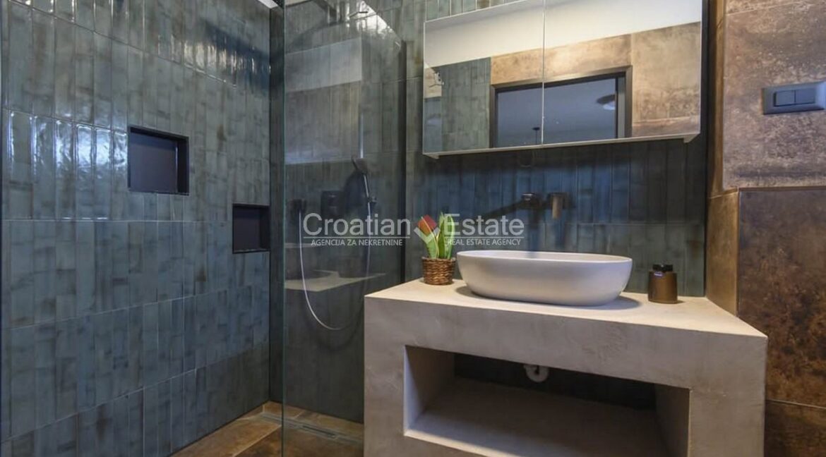 croatia-strozanac-flat-roof-terrace-yard-sale(105)