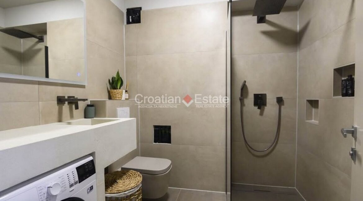 croatia-strozanac-flat-roof-terrace-yard-sale(106)